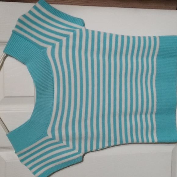 Like new! Short sleeve scoop neck striped knit top - Picture 2 of 3